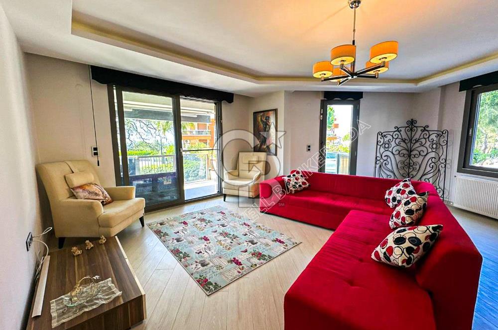 Kuşadası Marina’da 140 m² 2+1 Köşe Bahçe Katı Daire | Eşyalı | Kapalı Mutfak | Havuzlu Site