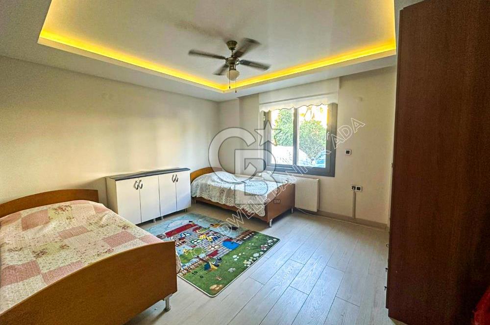 Kuşadası Marina’da 140 m² 2+1 Köşe Bahçe Katı Daire | Eşyalı | Kapalı Mutfak | Havuzlu Site