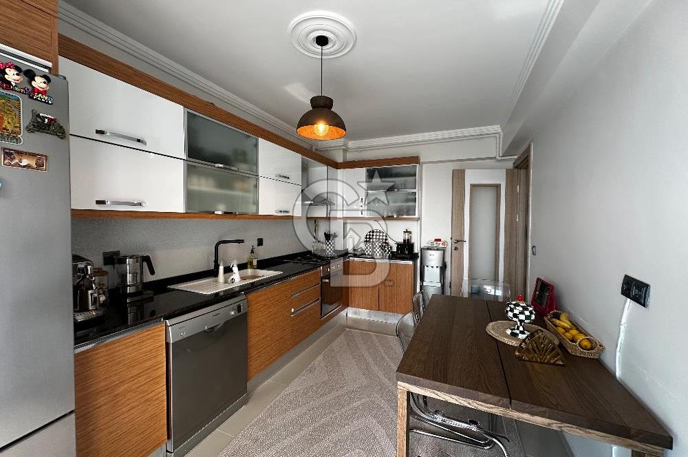 Deniz Manzaralı Bayraklı  Nafız Gürman da Havuzlu Sitede 3+1 165m2 Satılık Lüks Daire 