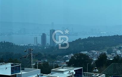 Deniz Manzaralı Bayraklı  Nafız Gürman da Havuzlu Sitede 3+1 165m2 Satılık Lüks Daire 