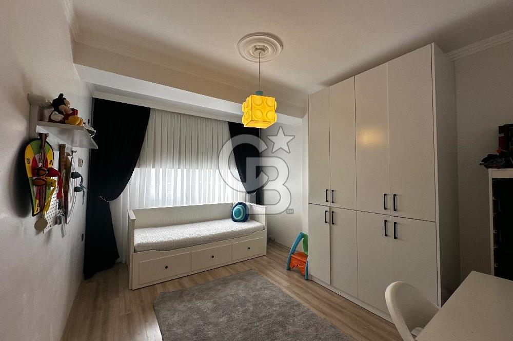 Deniz Manzaralı Bayraklı  Nafız Gürman da Havuzlu Sitede 3+1 165m2 Satılık Lüks Daire 