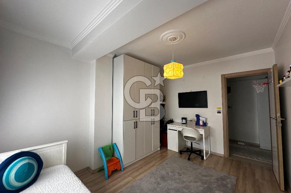 Deniz Manzaralı Bayraklı  Nafız Gürman da Havuzlu Sitede 3+1 165m2 Satılık Lüks Daire 