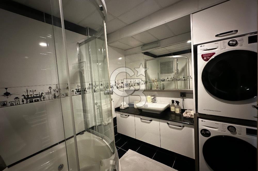 Deniz Manzaralı Bayraklı  Nafız Gürman da Havuzlu Sitede 3+1 165m2 Satılık Lüks Daire 