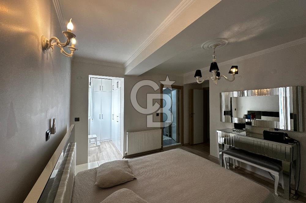 Deniz Manzaralı Bayraklı  Nafız Gürman da Havuzlu Sitede 3+1 165m2 Satılık Lüks Daire 