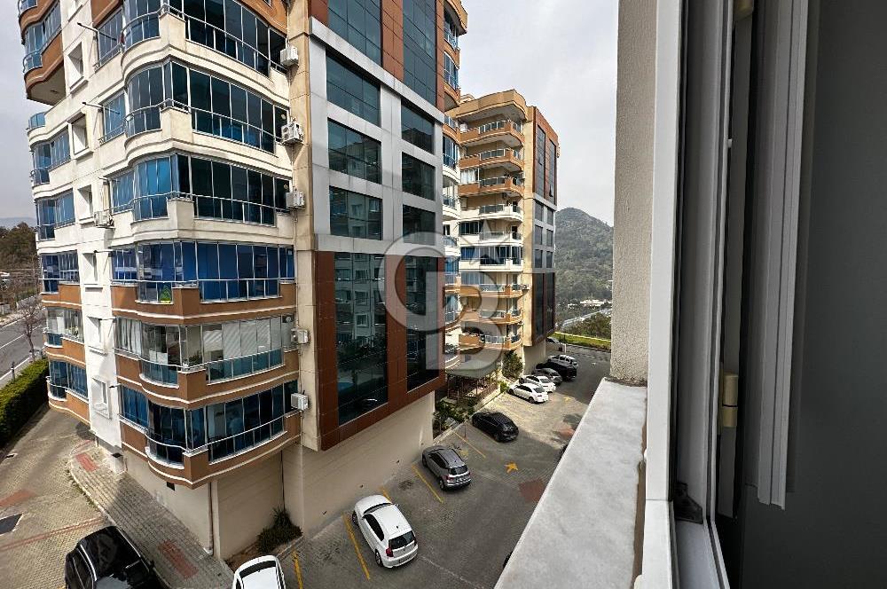 Deniz Manzaralı Bayraklı  Nafız Gürman da Havuzlu Sitede 3+1 165m2 Satılık Lüks Daire 