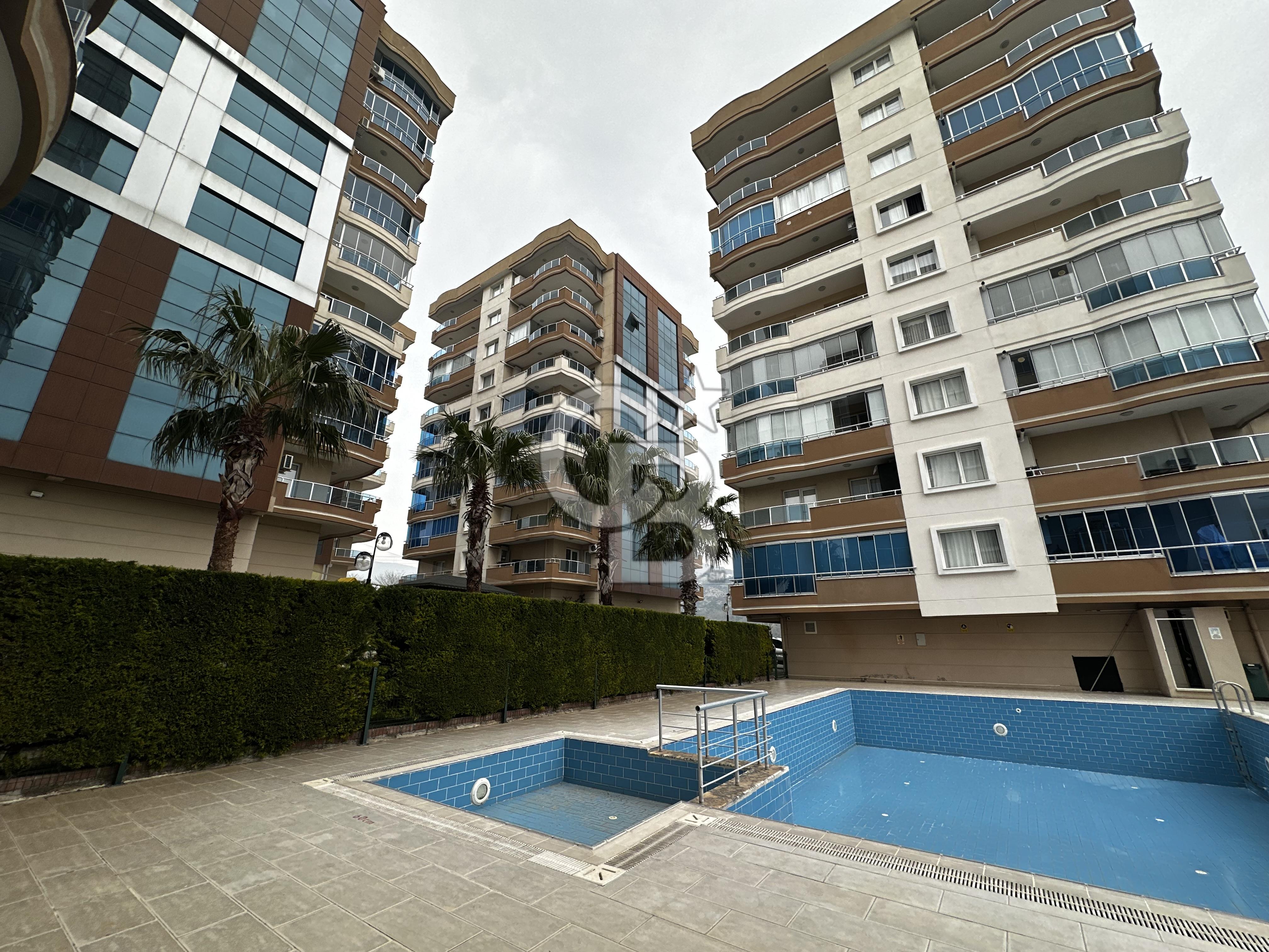 Deniz Manzaralı Bayraklı  Nafız Gürman da Havuzlu Sitede 3+1 165m2 Satılık Lüks Daire 