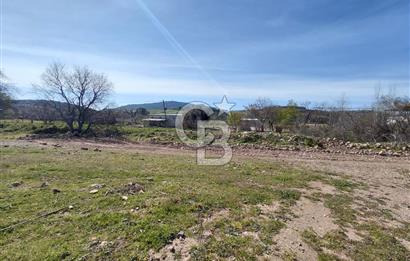 Foça Yenibağarası’nda Yola Cepheli Sahile Yakın Parsel