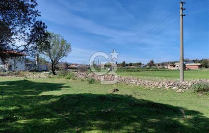 Foça Yenibağarası’nda Yola Cepheli Sahile Yakın Parsel