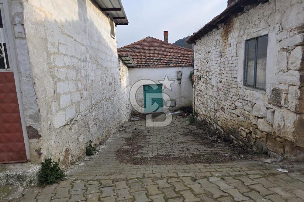 BURHANİYE'DE DOĞA İLE İÇ İÇE MÜSTAKİL BAHÇELİ SATILIK KÖY EVİ