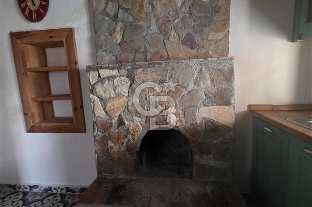 BURHANİYE'DE DOĞA İLE İÇ İÇE MÜSTAKİL BAHÇELİ SATILIK KÖY EVİ