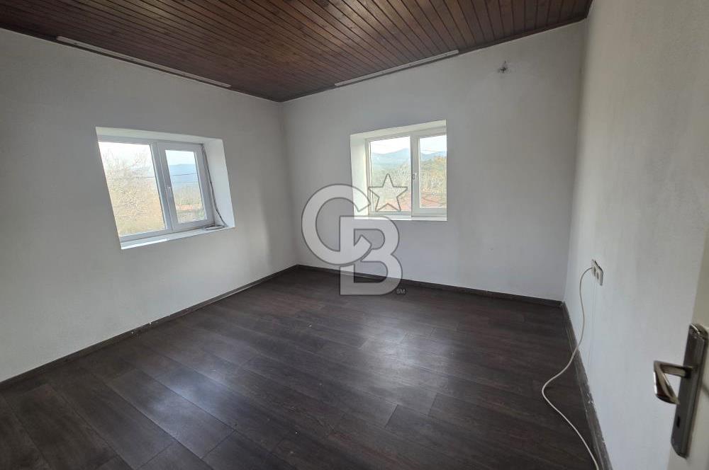 BURHANİYE'DE DOĞA İLE İÇ İÇE MÜSTAKİL BAHÇELİ SATILIK KÖY EVİ