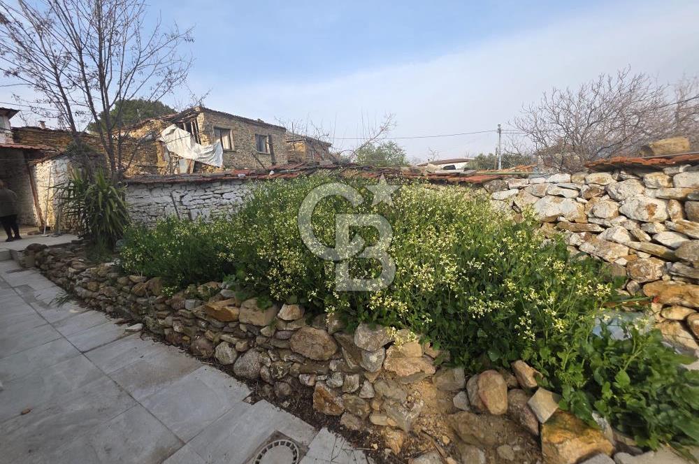 BURHANİYE'DE DOĞA İLE İÇ İÇE MÜSTAKİL BAHÇELİ SATILIK KÖY EVİ