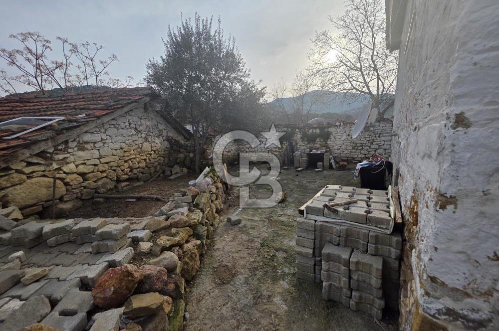 BURHANİYE'DE DOĞA İLE İÇ İÇE MÜSTAKİL BAHÇELİ SATILIK KÖY EVİ