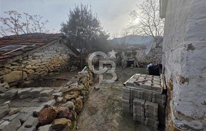 BURHANİYE'DE DOĞA İLE İÇ İÇE MÜSTAKİL BAHÇELİ SATILIK KÖY EVİ