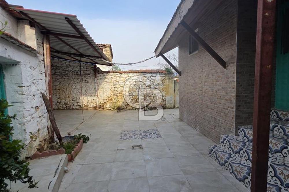 BURHANİYE'DE DOĞA İLE İÇ İÇE MÜSTAKİL BAHÇELİ SATILIK KÖY EVİ