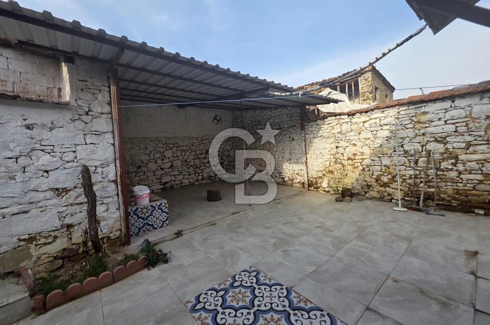 BURHANİYE'DE DOĞA İLE İÇ İÇE MÜSTAKİL BAHÇELİ SATILIK KÖY EVİ