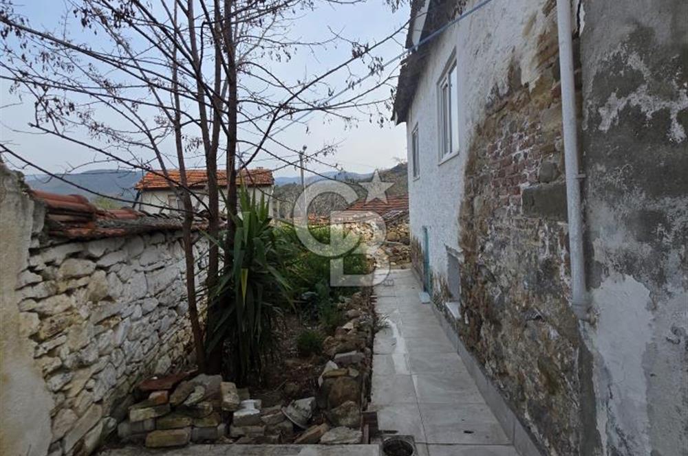 BURHANİYE'DE DOĞA İLE İÇ İÇE MÜSTAKİL BAHÇELİ SATILIK KÖY EVİ