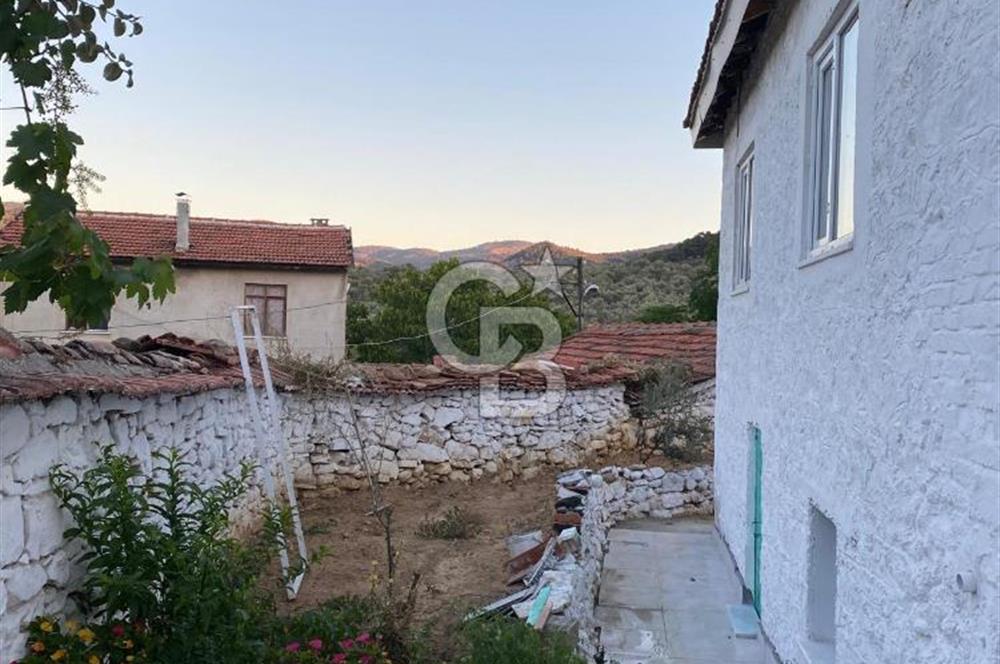 BURHANİYE'DE DOĞA İLE İÇ İÇE MÜSTAKİL BAHÇELİ SATILIK KÖY EVİ