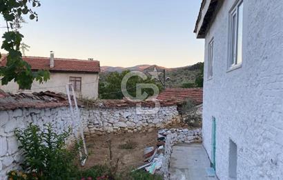 BURHANİYE'DE DOĞA İLE İÇ İÇE MÜSTAKİL BAHÇELİ SATILIK KÖY EVİ