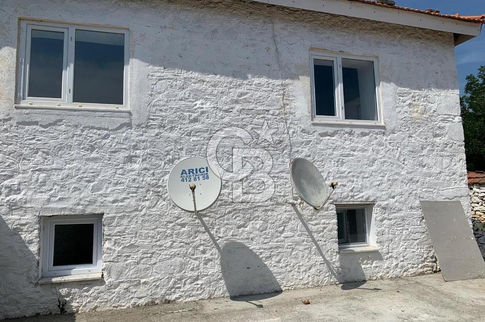 BURHANİYE'DE DOĞA İLE İÇ İÇE MÜSTAKİL BAHÇELİ SATILIK KÖY EVİ