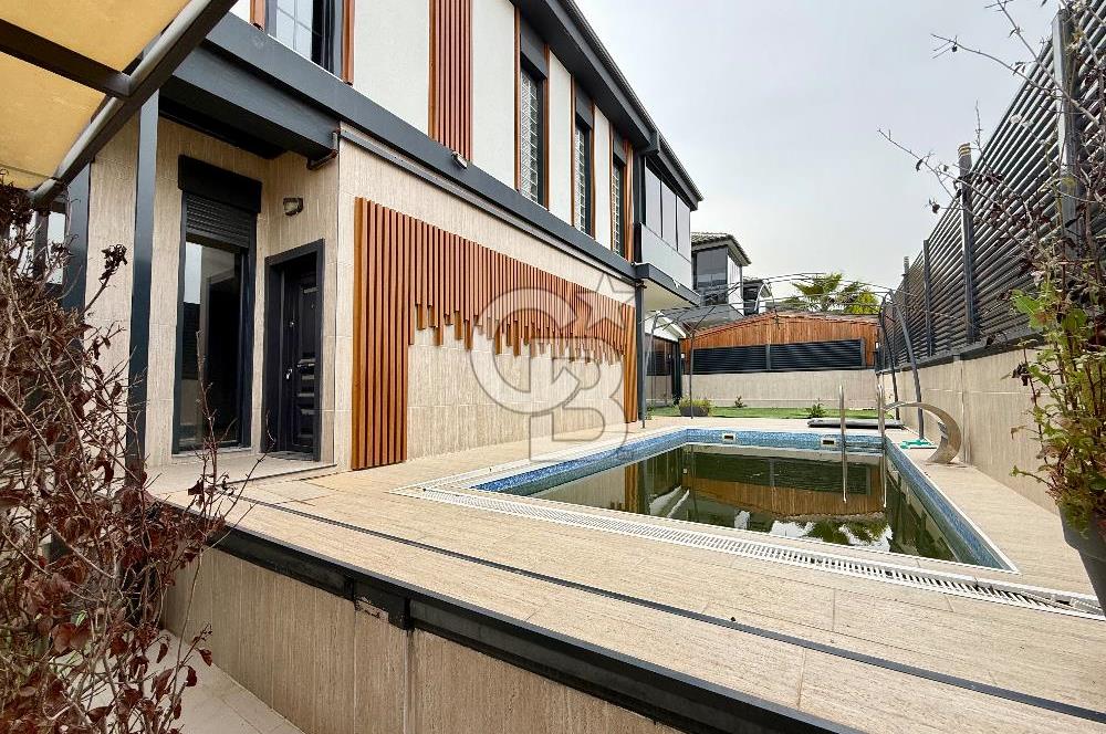 İzmir’in tercih edilen bölgelerinden İnönü Mahallesi’nde, prestijli sitelere komşu konumda bulunan villamız satışa sunulmuştur.