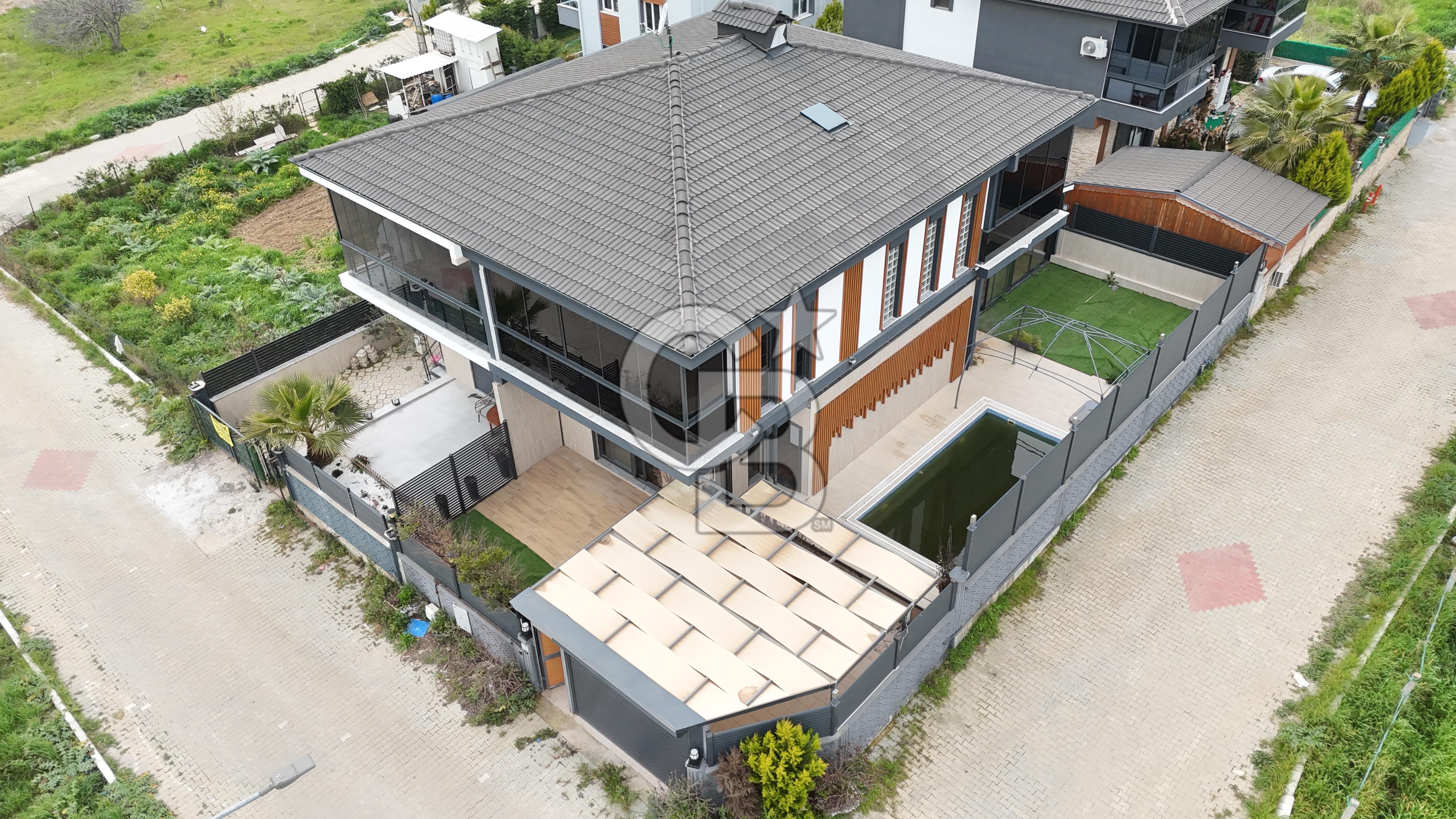 İzmir’in tercih edilen bölgelerinden İnönü Mahallesi’nde, prestijli sitelere komşu konumda bulunan villamız satışa sunulmuştur.
