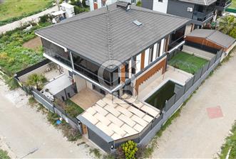 İzmir’in tercih edilen bölgelerinden İnönü Mahallesi’nde, prestijli sitelere komşu konumda bulunan villamız satışa sunulmuştur. - 6 - 339785