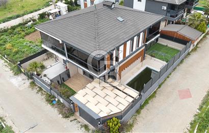 İzmir’in tercih edilen bölgelerinden İnönü Mahallesi’nde, prestijli sitelere komşu konumda bulunan villamız satışa sunulmuştur.