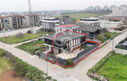 İzmir’in tercih edilen bölgelerinden İnönü Mahallesi’nde, prestijli sitelere komşu konumda bulunan villamız satışa sunulmuştur.