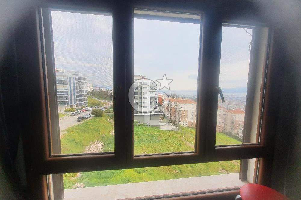 ÇİĞLİ ESENTEPE'DE KÖRFEZ MANZARALI İÇİ FULL TADİLATLI GENİŞ 2+1 DAİRE