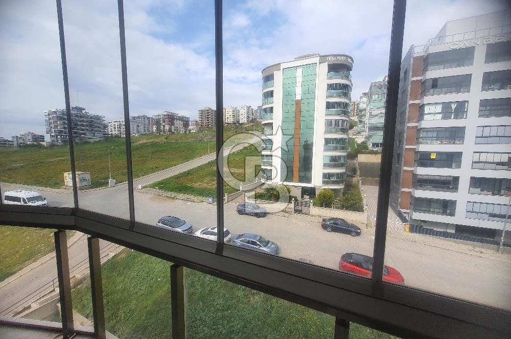 ÇİĞLİ ESENTEPE'DE KÖRFEZ MANZARALI İÇİ FULL TADİLATLI GENİŞ 2+1 DAİRE