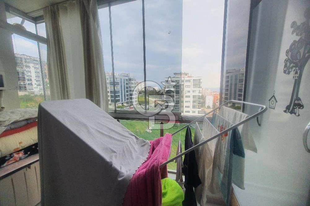 ÇİĞLİ ESENTEPE'DE KÖRFEZ MANZARALI İÇİ FULL TADİLATLI GENİŞ 2+1 DAİRE