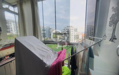 ÇİĞLİ ESENTEPE'DE KÖRFEZ MANZARALI İÇİ FULL TADİLATLI GENİŞ 2+1 DAİRE