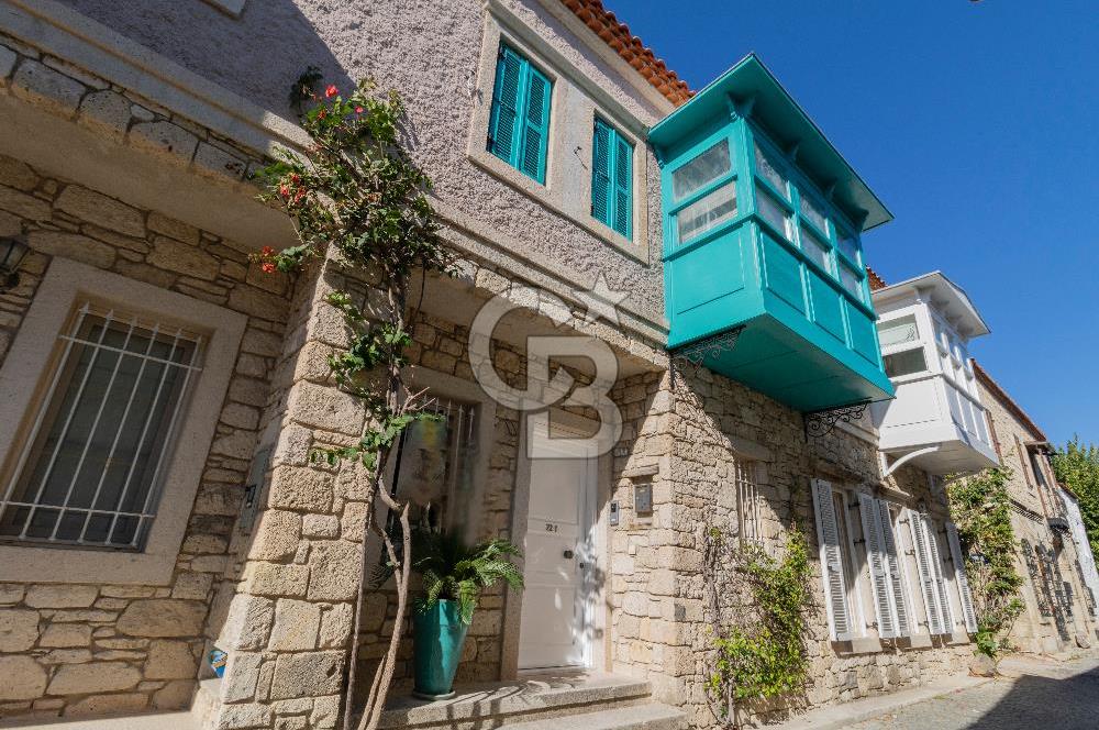 Alaçatı’da Satılık Cumbalı, Eşyalı 3+1 Villa