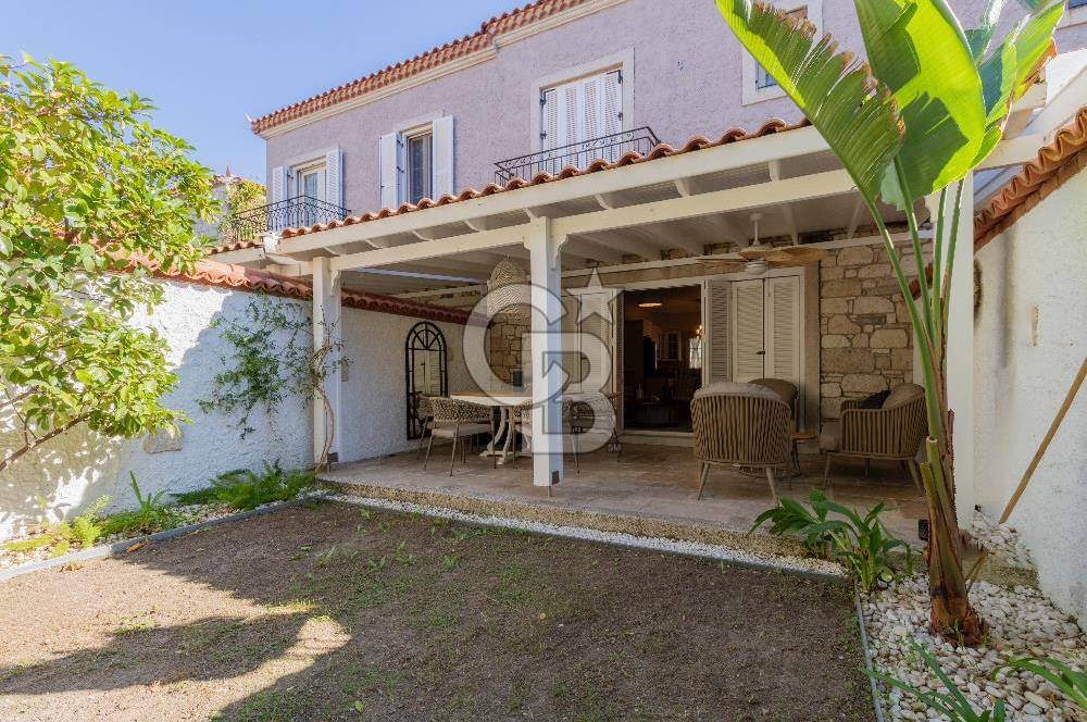 Alaçatı’da Satılık Cumbalı, Eşyalı 3+1 Villa