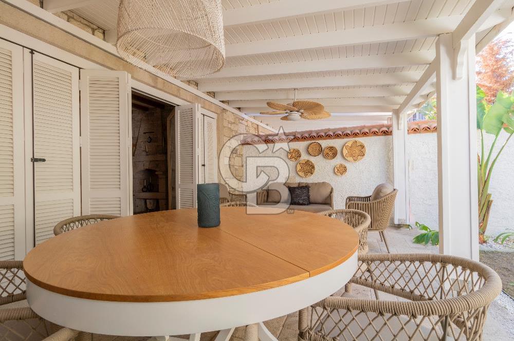 Alaçatı’da Satılık Cumbalı, Eşyalı 3+1 Villa