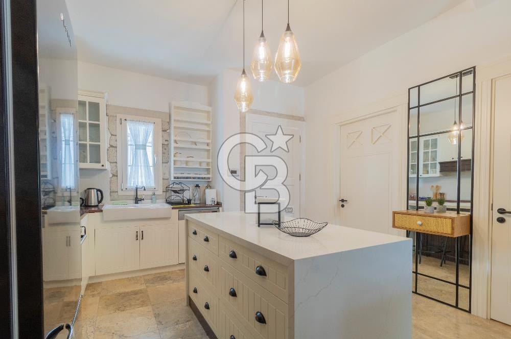 Alaçatı’da Satılık Cumbalı, Eşyalı 3+1 Villa