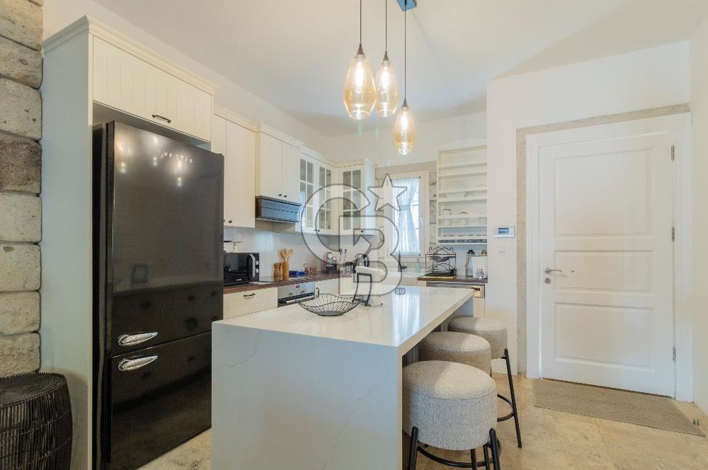 Alaçatı’da Satılık Cumbalı, Eşyalı 3+1 Villa