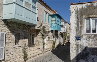 Alaçatı’da Satılık Cumbalı, Eşyalı 3+1 Villa
