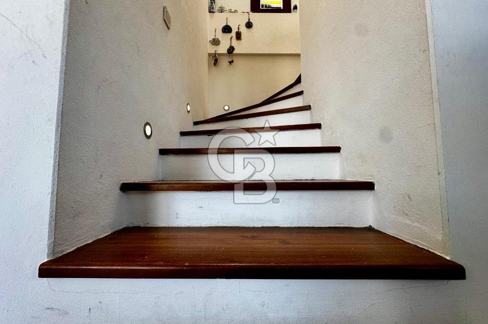 URLA GÜLBAHÇE 302m2 ARSA İÇİNDE SATILIK MÜSTAKİL VİLLA