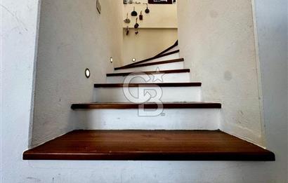 URLA GÜLBAHÇE 302m2 ARSA İÇİNDE SATILIK MÜSTAKİL VİLLA