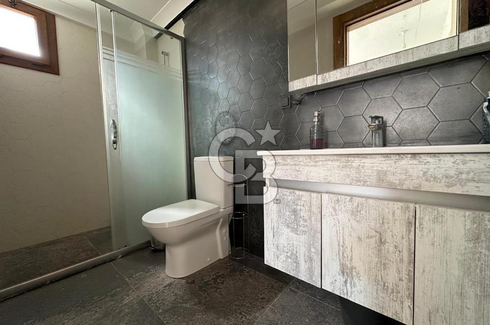 URLA GÜLBAHÇE 302m2 ARSA İÇİNDE SATILIK MÜSTAKİL VİLLA