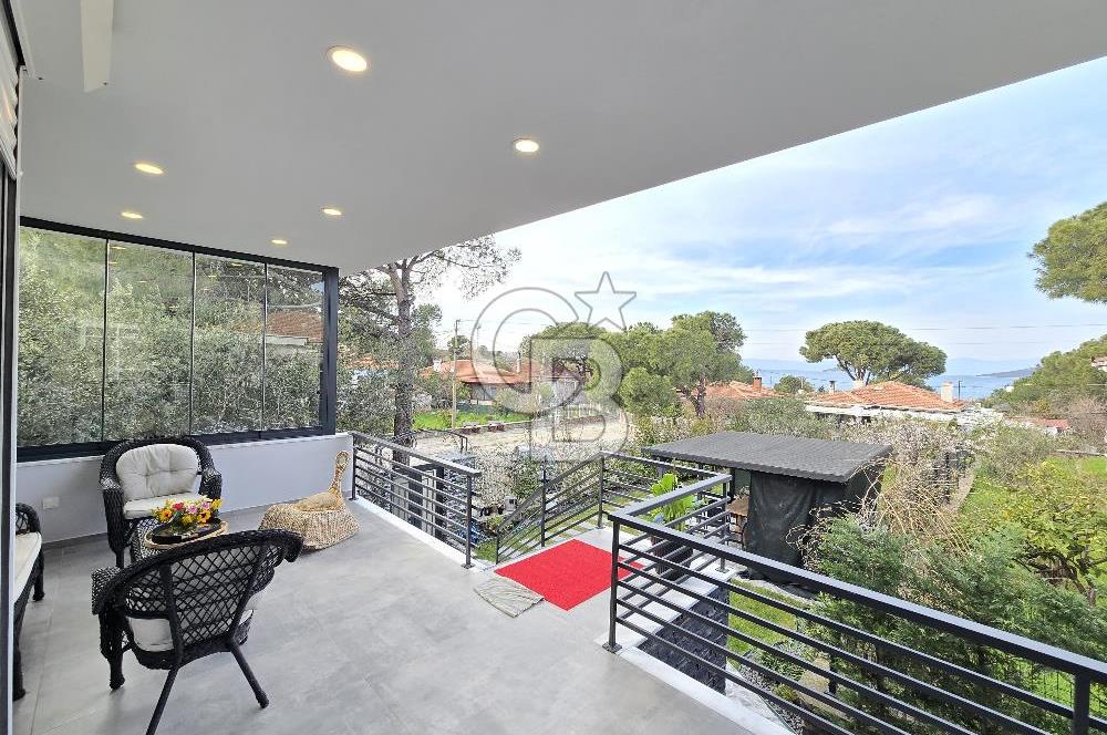 Ayvalık'ta Denize Sıfır Sitede Satılık Eşyalı Lüks Villa 