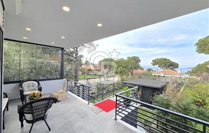 Ayvalık'ta Denize Sıfır Sitede Satılık Eşyalı Lüks Villa 