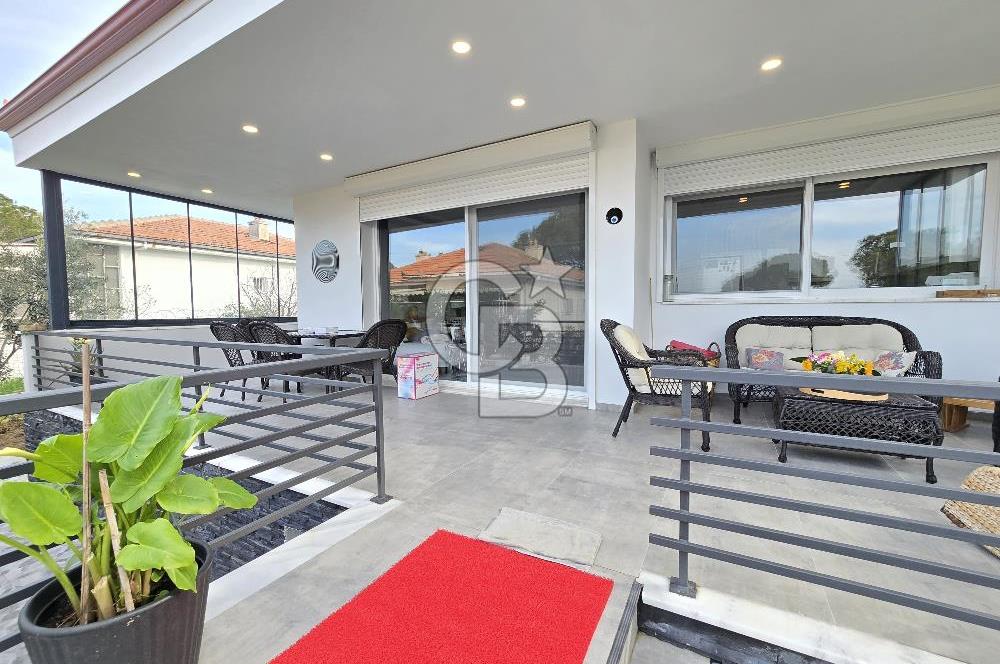 Ayvalık'ta Denize Sıfır Sitede Satılık Eşyalı Lüks Villa 