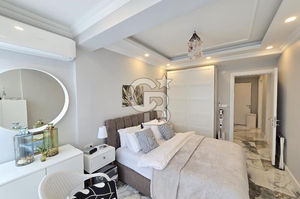 Ayvalık'ta Denize Sıfır Sitede Satılık Eşyalı Lüks Villa 