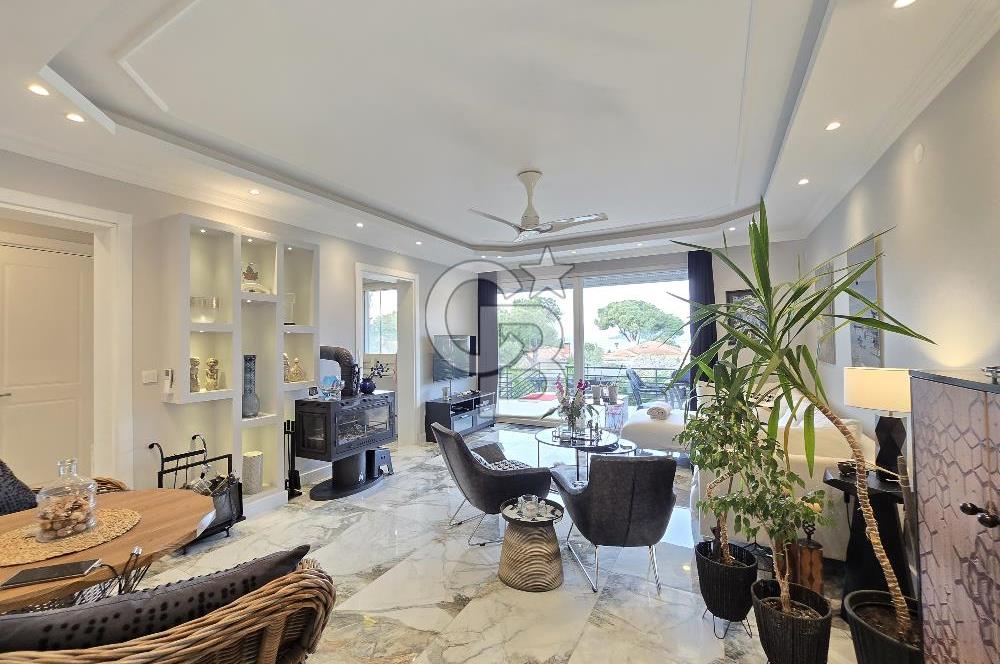 Ayvalık'ta Denize Sıfır Sitede Satılık Eşyalı Lüks Villa 