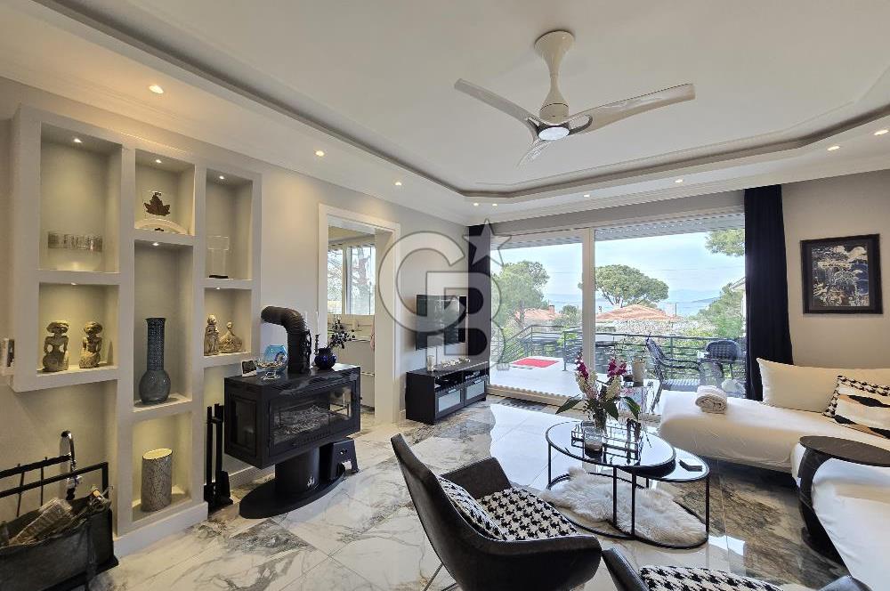 Ayvalık'ta Denize Sıfır Sitede Satılık Eşyalı Lüks Villa 