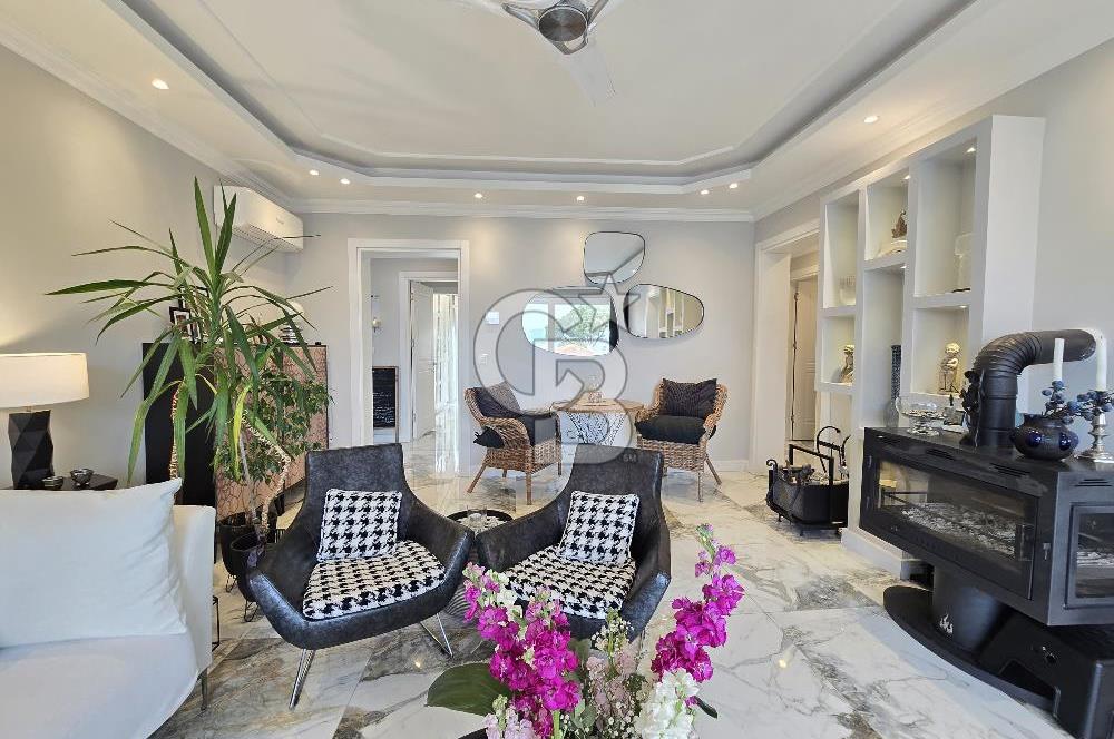 Ayvalık'ta Denize Sıfır Sitede Satılık Eşyalı Lüks Villa 