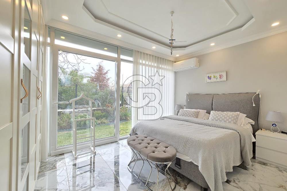 Ayvalık'ta Denize Sıfır Sitede Satılık Eşyalı Lüks Villa 